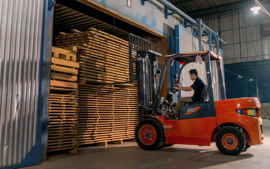 Apa Itu Forklift: Ini Pengertian, Jenis, Dan Cara Kerjanya!